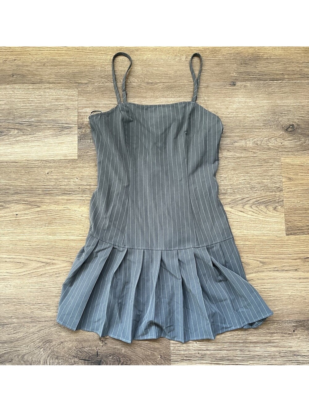 Sincerely Jules Grey Pinstripe Drop Waist Pleated Mini Dress Medium￼